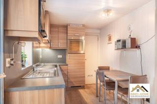Deze mooie rijwoning is gelegen in een rustige buurt, en ontvangt je in een compacte inkomhal. Ze kom je verder tot in de gezellige leefruimte, bestaande uit een zithoek met haard en een eethoek vooraan de woning. De aanpalende keuken is compact maar toch handig ingericht, en van hieruit heb je ook toegang tot de buitenruimte. Helemaal achterin vinden we de badkamer met douche terug, en hier zijn ook de aansluitingen voor de wasmachine aanwezig. Hierachter bevinden zich nog twee handige bergingen. Op de eerste verdieping zijn er twee ruime slaapkamers, waarvan één met wandhoge wandkasten. Op de bovenste verdieping is er nog een derde slaapkamer ondergebracht, en een opbergkamer/bureelruimte. Er is een mogelijkheid om een huurgarage over te nemen vlakbij de woning. Bezoekdag zaterdag 01/08 Inschrijven via mail naar stefan@immo-home.be, geen telefonische inschrijvingen! Volg ons op Fb en Insta. Voor meer info: www.immo-home.be. GRATIS SCHATTING & GRATIS FINANCIEEL ADVIES