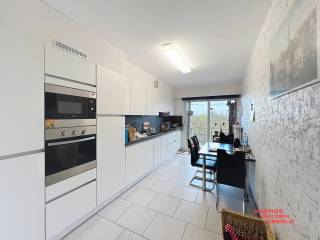 Zeer ruim en lichtrijk appartement gelegen in de Baron Ruzettelaan op wandelafstand van winkels, scholen en openbaar vervoer. Aansluitend is er...