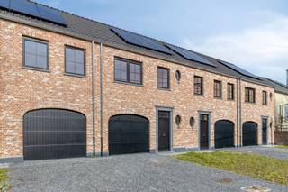 <p><b>Nieuwbouwwoning met 4 slpks en garage in Lede</b></p>
<p><span>Ben je op zoek naar een energiezuinige nieuwbouwwoning in Lede met moderne indeling? Zoek niet verder!</span></p>
<p><span>Met 4 slaapkamers, een volledig geïnstalleerde keuken en zonnepanelen biedt deze woning alle comfort die je zoekt.</span></p>
<p><span>Deze gesloten bebouwing combineert een praktische indeling met hedendaags wooncomfort. Dankzij de ruime leefruimte, garage en zolderverdieping is dit een ideale gezinswoning.</span></p>
<p><span>Indeling van de woning:</span></p>
<p><b>Gelijkvloers:</b></p>
<ul>
<li><span>Inkomhal</span></li>
<li><span>Apart gastentoilet</span></li>
<li><span>Ruime leefruimte met zit- en eetplaats</span></li>
<li><span>Open keuken</span></li>
<li><span>Berging/wasplaats</span></li>
<li><span>Garage met interne toegang</span></li>
</ul>
<p><b>Eerste verdieping:</b></p>
<ul>
<li><span>Nachthal</span></li>
<li><span>3 slaapkamers</span></li>
<li><span>Badkamer met douche en ligbad</span></li>
<li><span>Apart toilet</span></li>
</ul>
<p><b>Tweede verdieping:</b></p>
<ul>
<li><span>Slaapkamer</span></li>
<li><span>Technische ruimte</span></li>
<li><span>Extra opbergruimte</span></li>
</ul>
<p><span>Troeven:</span></p>
<ul>
<li><span>Nieuwbouw (2026)</span></li>
<li><span>Energiezuinig met zonnepanelen</span></li>
<li><span>Warmtepomp Lucht- Water</span></li>
<li><span>Bewoonbare oppervlakte van 196 m²</span></li>
<li><span>Perceel van 300 m²</span></li>
<li><span>Garage inbegrepen</span></li>
<li><span>Praktische indeling met veel bergruimte</span></li>
</ul>
<p><span>Meer weten of een bezoek inplannen?</span></p>
<p><span>Bekijk alle details en boek uw bezoek via deze link: https://albert.immo/project/7629985</span></p>