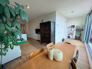 Prachtig moderne penthouse met ruim terras en panoramische ramen op de 8ste verdieping in de Theaterbuurt op wandelafstand van winkels, restaurants en openbaar vervoer.<br /><br /><u><strong>Indeling:</strong></u><br />Het appartement heeft een eigen lift dat rechtstreeks toegang biedt tot de lichtrijke leefruimte met aansluitend een volledig ingerichte open keuken en toegang tot het ruime terras. Aan de achterzijde bevindt zich een slaapkamer en een apart bureau of dressingruimte, een badkamer met bad die ook gebruikt kan worden als douche , dubbele lavabo en toilet. Het appartement beschikt ook over een wasruimte en een berging in de kelder. <br /><br />Het appartement geniet een uitermate luxueuze afwerking met parketvloeren.<br />Algemene onkosten bedragen € 145 per maand.<br />Fietsenstalling en aparte berging voorzien in de kelder.<br /><br />Nutsvoorzieningen volledig individueel.<br />Per direct beschikbaar.