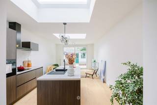 <p><span>GENTBRUGGE - Stijlvol gerenoveerde woning met zonnige stadstuin</span></p><p><span> </span></p><p><span>Gelegen in de Henri Bouckaertstraat 24 te Gentbrugge bevindt zich deze instapklare gezinswoning met 3 slaapkamers en een zuidwestgerichte stadstuin. </span></p><p><span> </span></p><p><span>De woning onderging in 2026 een totaalrenovatie waarbij werd ingezet op kwalitatieve materialen, een doordachte indeling en hedendaags wooncomfort. </span></p><p><span>Het gunstige EPC-label A vormt daarbij een extra troef. </span></p><p><span> </span></p><p><span>De centrale ligging zorgt voor een uitstekende bereikbaarheid. Winkels, scholen, openbaar vervoer en belangrijke invalswegen bevinden zich in de onmiddelijke omgeving, terwijl u tevens geniet van een vlotte verbinding naar het centrum van Gent. </span></p><p><span> </span></p><p><span>Enkele troeven: </span></p><ul><li><span>Totaalrenovatie in 2026</span></li><li><span>EPC A</span></li><li><span>Zuidwestgerichte stadstuin met tuinhuis</span></li><li><span>Kwalitatieve afwerking en materialen</span></li><li><span>Praktische en doordachte indeling</span></li><li><span>Centrale ligging</span></li></ul><p><span> </span></p><p><span>Indeling: </span></p><p><span>Gelijkvloers:</span></p><p><span>Via de inkomhal met berging en gastentoilet bereikt u de eetplaats met aansluitend de open keuken en leefruimte. Vanuit de leefruimte heeft u toegang tot de zonnige stadstuin met ruim tuinhuis.</span></p><p><span>Verdieping(en): </span></p><p><span>Op de eerste verdieping bevinden zich een slaapkamer, een apart toilet en een badkamer uitgerust met een inloopdouche, ligbad en dubbel lavabomeubel. </span></p><p><span>De tweede verdieping omvat twee bijkomende slaapkamers. </span></p><p><span> </span></p><p><span>Verder beschikt de woning over een praktische kelder. </span></p><p><span> </span></p><p><span>Belangrijk: </span></p><p><span>Richtprijs: 545.000 EUR</span></p><p><span>EPC: A</span></p><p><span> </span></p><p><span>Contacteer Axel Lenaerts Makelaars voor meer informatie of een bezoek: <span>destelbergen@axellenaerts.be</span></span><span> of 09/219.08.77</span></p>