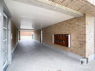 <p><span>Prachtig dakappartement van 85 m² met veel lichtinval bestaande uit twee slaapkamers en een autostaanplaats in het hartje van Halen.</span></p><p><span> </span></p><p><span>Dit appartement heeft volgende troeven:</span></p><p><span> </span></p><p><span>+ Gunstige ligging (dicht bij centrum/scholen/winkels)</span></p><p><span>+ Alles op wandelafstand</span></p><p><span>+ Woonkamer </span></p><p><span>+ Keuken</span></p><p><span>+ 2 slaapkamers<br />+ Berging</span></p><p><span>+ Lift aanwezig</span></p><p><span> </span></p><p><span>De huurprijs bedraagt €900,00 + gemeenschappelijke kosten €60,00 en provisie voor water €25,00</span></p><p><span> </span></p><p><span>Interesse in dit appartement? Aarzel niet om ons te contacteren. Wij helpen je met de glimlach verder!</span></p><p><span><br />Vul de kandidaatstelling in op ImmoDiest.be (onder te huur -> Doelstraat 12bus 4- 3545 HALEN -> ORANJE KNOP 'HUURAANVRAAG').<br />Van zodra wij deze informatie ontvangen hebben, nemen wij contact op met u.</span></p><p><span> </span></p><p><span> </span></p>