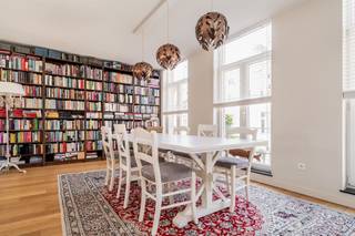 <p><span>Stijlvolle duplex met charme en comfort in hartje Lier - 145 m² woonplezier!</span></p><p><span>Welkom in deze prachtige duplex van 145 m², gelegen in het bruisende hart van Lier. Dit unieke appartement combineert authentieke charme met hedendaags wooncomfort en straalt klasse uit vanaf het moment dat je binnenstapt.</span></p><p><span>De aparte inkom naast het handelspand leidt je naar een lichtrijke en open leefruimte, waar een moderne keuken centraal staat. Stijlvolle houten vloeren en grote raampartijen zorgen voor een warme, uitnodigende sfeer. De elegante eetkamer biedt het perfecte decor voor gezellige diners.</span></p><p><span>De volledig uitgeruste keuken is een droom voor elke kookliefhebber: strak, minimalistisch en voorzien van hoogwaardige apparatuur. Dankzij de directe toegang tot de buitenruimte is dit de ideale plek om s ochtends te genieten van een kop koffie in de zon. De gezellige zithoek aan de achterzijde opent via een groot schuifraam naar een royaal dakterras van 40 m² een privé-oase midden in de stad, perfect om te ontspannen of gasten te ontvangen.</span></p><p><span>Op de bovenverdieping vind je twee ruime slaapkamers, beiden met aansluitend een moderne badkamer, afgewerkt met luxe materialen voor ultiem comfort. Elk verdiep beschikt bovendien over een apart gastentoilet. Extra opbergruimte is beschikbaar op de handige bergzolder en op het gelijkvloers is een technische ruimte voorzien.</span></p><p><span>Er is de mogelijkheid om het huurcontract van de garagqebox achter het pand over te nemen.</span></p><p><span> </span></p><p><span> </span></p>