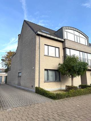 Super gelegen gelijkvloersappartement ingedeeld als volgt: inkomhal met mogelijkheid voor vestiaire en toilet met wastafel, dubbele deur naar ruime woonkamer aan de achterzijde met praktisch ingerichte keuken, bergruimte met aansluiting voor wasmachine en droogkast, 2 slaapkamers aan de voorzijde, ruime badkamer met dubbele lavabo in meubel, douche &amp; ligbad.<br />Extra plusjes: ruim omheind terras, garage met automatische poort, extra parkeergelegenheid voor de deur - beschikbaar per 1/12/2025 - gem. provisie: € 50,-/m <br />EPC 193kWh/m² - UC 2639582 <br /><br /> 