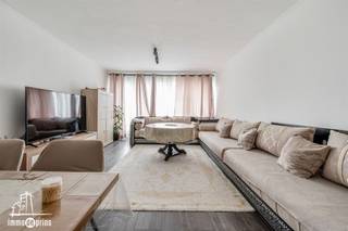 Ontdek dit prachtig hoekappartement dat dankzij zijn hoge ligging geniet van een uitzonderlijk mooi en open uitzicht. De vele raampartijen zorgen voor een overvloed aan natuurlijk licht en versterken het ruimtelijk gevoel doorheen het volledige appartement. Met drie slaapkamers, een zeer ruim zuidgericht terras en een privatieve buitenautostaanplaats biedt deze instapklare woonst alle comfort voor wie ruimte en ligging weet te waarderen. Gelegen op een strategische locatie vlakbij verschillende invalswegen combineert dit appartement vlotte bereikbaarheid met aangenaam wonen. Een ideale opportuniteit voor wie op zoek is naar comfort, licht en een topligging.