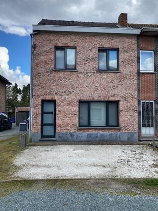 Deze charmante halfopen bebouwing biedt een uitstekende basis voor wie op zoek is naar een gezellige woning met potentieel.De woning is goed...