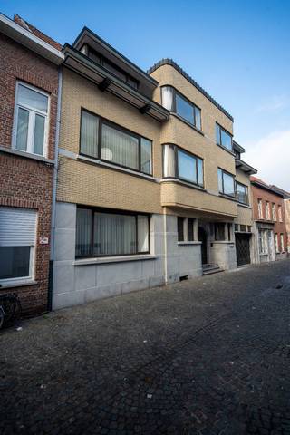 In deze stijlvolle residentie op het gelijkvloers bevindt zich dit prachtige appartement (116m²) met een privatieve tuin en een ruim terras van 29...