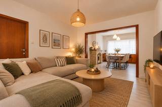 <strong>Instapklare gezinswoning met een bewoonbare oppervlakte van maar liefst 256m², 4 slaapkamers en inpandige garage op een perceel van 211m² in het centrum van Balen. EPC 220 kWh/m² Label C. <br /><br />Ligging:</strong> dichtbij lokale voorzieningen en scholen en biedt een vlotte verbinding naar het centrum van Balen en omliggende steden.<br /><br /><strong>Indeling: -1: </strong>kelder. <b>Gelijkvloers:</b> inkomhal, keuken, leefruimte, wasplaats, berging, toilet, garage. <strong>+1:</strong> 2 slaapkamers, badkamer, bureau. <strong>+2: </strong>2<strong> </strong>slaapkamers, bergzolder.<strong> Buiten:</strong> terras, tuin, doorgang voor fietsen en vuilbakken naast het huis. <br /><br /><strong>Omschrijving:</strong> bij het binnenkomen betreedt u de inkomhal met toegang tot de inpandige garage, de keuken en de trap. <br />Als we doorlopen naar de keuken dan merkt u meteen dat deze woning zeer degelijk en aangenaam ingericht is voor een (groter) gezin. Vanuit de keuken komt u in de ruime woonkamer in 2 delen. Overal dubbele beglazing, rolluiken en ingemaakte kasten op verschillende plaatsen maken het comfort in deze woning alleen maar compleet. <br />Als u van de keuken verder doorloopt naar de achterbouw, dan komt u in een zeer praktische wasplaats met veel bergruimte en het toilet.
<p>Vanuit deze achterbouw heeft u rechtstreeks toegang naar buiten. Hier bevindt zich een terras en de tuin. Voor het onderhoud van de tuin kan er gebruik gemaakt worden van regenwater dat opgevangen wordt in de grote regenwaterput.</p>
<p>Op de eerste verdieping bevinden zich 2 grote slaapkamers en de badkamer. Deze badkamer is ruim en geeft plaats aan een toilet, een inloopdouche, ligbad en lavabomeubel. <br />Op deze verdieping bevindt zich een derde grote kamer waardoor je loopt om de trap naar de tweede verdieping te bereiken. Deze kamer kan perfct dienst doen als bureau/ werkruimte, speelkamer of hobbykamer. <br /><br />Op de 2de verdieping zijn er 2 prachtige grote slaapkamers en een derde zolderkamer. Ook hier zijn er ingemaakte kasten voor extra bergruimte.</p>
<p>Tot slot beschikt de woning tevens over een droge proviandkelder.<br /><br /><strong>Bijzondere informatieplicht:</strong> <em><span>omgevingsvergunning stedenbouwkundige handelingen uitgereikt, woongebied, geen rechterlijke herstelmaatregel of bestuurlijke maatregel opgelegd of opname in het maatregelenregister, geen voorkooprecht ruimtelijke ordening, geen omgevingsvergunning voor verkavelen van gronden.</span></em></p>