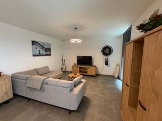 <p><strong>Op zoek naar een instapklaar en lichtrijk appartement met 2 slaapkamers, bureel, 2 terrassen, ondergrondse berging en fietsenstalling in Aalst?</strong></p>

<p>Je komt binnen in de open leefruimte met grote raampartijen die zorgen voor een aangename lichtinval, aansluitend op de open keuken. Het appartement beschikt verder over twee volwaardige slaapkamers, een badkamer met ligbad en wastafel, een apart toilet en een technische ruimte.</p>

<p>Verder is er nog een bureel met rechtstreekse toegang tot het terras achteraan, ideaal voor thuiswerk of als extra werkruimte. Daarnaast geniet u ook van een tweede terras aan de voorzijde.</p>

<p>Het appartement beschikt bovendien over een fietsenberging en een private ondergrondse berging.</p>

<p><strong>Huurvoorwaarden:</strong></p>

<ul><li>Huurprijs: 1 maand huur + vaste kosten</li><li>Waarborg: 3 maanden huur</li><li>Verplichte plaatsbeschrijving</li></ul>

<p><strong>Interesse?</strong> Contacteer ons vandaag nog via mail om een bezoek in te plannen!</p>