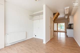 <p>Deze instapklare gezinswoning biedt een mooie combinatie van comfort, licht en een gunstige ligging. <br /><br />De woning werd in 2015 gerenoveerd en is zorgvuldig onderhouden, waardoor u zonder zorgen uw intrek kunt nemen.</p>
<p>De leefruimte geniet van een aangename lichtinval dankzij de grote raampartijen en sluit aan op de praktische keuken. <br /><br />Achteraan bevindt zich de volledig zuidgerichte tuin, waar u de hele dag van de zon kunt genieten. <br /><br />Als extra troef kijkt de tuin uit op de achterliggende velden, wat zorgt voor een open en groen uitzicht.</p>
<p>Op de verdieping bevinden zich drie volwaardige slaapkamers en een verzorgde badkamer, uitgerust met zowel een ligbad als een aparte douche. <br /><br />Met een gunstig EPC-label B bent u bovendien verzekerd van een energiezuinige woning met een aangenaam wooncomfort.</p>
<p>De woning is gunstig gelegen, op korte afstand van scholen, winkels en andere dagelijkse voorzieningen. <br /><br />Ook de belangrijkste invalswegen zijn vlot bereikbaar, wat zorgt voor een uitstekende verbinding.</p>
<p>Kortom, een energiezuinige en instapklare woning met drie slaapkamers, een zonnige zuidgerichte tuin met open uitzicht op de velden.<br /><br />Bel Top Vastgoed voor een bezoek op 0475 700 700</p>