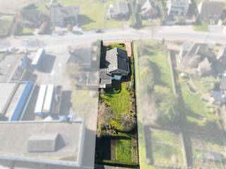 Onder de klokkentoren van het charmante Heestert woont deze gelijkvloerse karakter eigendom, genesteld op een royaal perceel van 1094 m². Wat...