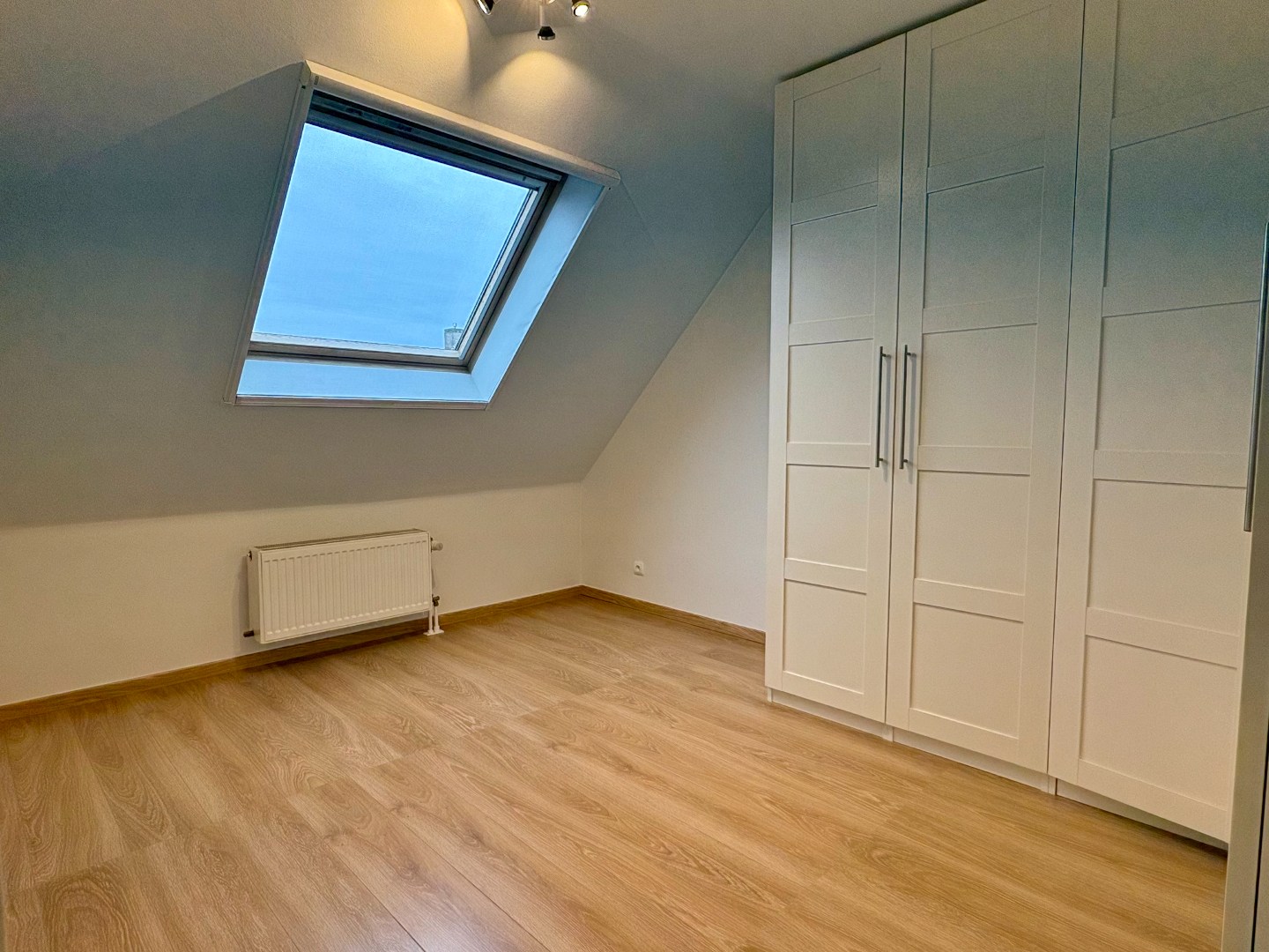 Recentbouw op uiterst rustige ligging met 3 slks, inpandige garage en grote oprit. - foto 5