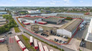 Industriële site bestaande uit 5.978 m² magazijnruimtes in combinatie met 1.037 m² kantoren op een terrein van maar liefst 14.700 m² te koop. <br /><br />De verschillende <strong>alleenstaande magazijnruimtes </strong>met oppervlaktes 1.027 m² - 1.086 m² - 1.880 m² en 1.985 m²<strong> </strong>hebben een vrije hoogte variërend tussen 4,62 m en 9,28 m. De ruimtes zijn toegankelijk via verschillende automatische sectionale poorten alsook <strong>4 laadkades</strong> en verschillende toegangsdeuren. Daarnaast zijn de loodsen, opgebouwd uit een staalconstructie met overspanningen in houten gelamelleerde liggers, voorzien van o.a. verschillende lichtstraten, (poly)betonvloer, LED-verlichting en een chauffeurslokaal met sanitair en douches.<br /><br />Het <strong>kantoorgebouw </strong>met veel natuurlijk lichtinval heeft een oppervlakte van 1.037 m². Het gebouw is opgebouwd uit twee bouwlagen en ingedeeld in een open space kantoorruimte in combinatie met afzonderlijke burelen met aanwezigheid van o.a. ontvangstbalie, vergaderzaal, kitchenette, sanitair en stockage. Ruime parkeermogelijkheden voor het gebouw.<br /><br />Het terrein, concessiegrond van de haven van Oostende,( wordt niet mee verkocht ) heeft een oppervlakte van 14.700 m². De site is volledig gelegen in het havengebied en uiterst vlot bereikbaar dankzij de uitstekende ligging op amper 1,6 km van de op- en afrit 4 Oostende van de A10. Beschikbaar bij akte.<br /><br />Contacteer PANORAMA voor bijkomende inlichtingen qua activiteit, mogelijkheden en concessievoorwaarden, plannen of een vrijblijvend plaatsbezoek 0476 215 115.