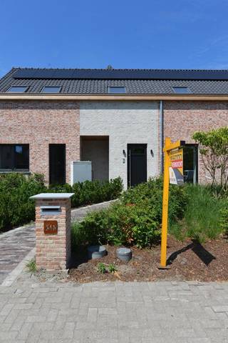 <p><strong><span>Op zoek naar een energiezuinige woning met ruimte, luxe, comfort en een uniek loftgevoel? Dan is dit jouw kans!</span></strong></p>
<p><span>Deze volledig gerenoveerde woning combineert hedendaags wooncomfort met een doordachte indeling en een hoogwaardige afwerking.</span></p>
<p><span>Via de fraai aangelegde voortuin bereik je de stijlvolle inkomhal met praktische berging en trap naar de eerste verdieping. Op deze verdieping bevinden zich drie volwaardige slaapkamers, een apart gastentoilet, een extra berging en een luxueuze badkamer, uitgerust met een inloopdouche, ligbad en dubbel wastafelmeubel.</span></p>
<p><span>De absolute blikvanger is de royale, lichtrijke leefruimte van maar liefst ca. 76 m². Dankzij de indrukwekkende plafondhoogte en de open indeling geniet je hier van een heerlijk loftgevoel – de ideale plek om te ontspannen of gasten te ontvangen.</span></p>
<p><span>Aansluitend bevindt zich de volledig uitgeruste open leefkeuken met stijlvol kookeiland, perfect voor wie houdt van koken en gezellig samenzijn. Vanuit de keuken heb je rechtstreeks toegang tot het zonnige terras van ca. 12 m², dat via een trap aansluit op de aangelegde tuin met praktische houten tuinberging.<br /><br />Vanuit de keuken bereik je bovendien de extra verdieping, die perfect dienst kan doen als bureauruimte, hobbykamer of vierde slaapkamer.<br /></span></p>
<p><span>De woning beschikt over </span><strong><span>twee privatieve parkeerplaatsen</span></strong><span>, die verplicht samen worden aangekocht voor </span><strong><span>€ 15.000</span></strong><span>. Eén van de parkeerplaatsen is uitgerust met een laadpaal voor een elektrische wagen.</span></p>
<p><span>Ook op het vlak van energiezuinigheid en wooncomfort blinkt deze woning uit:</span></p>
<ul>
<li><span>Warmtepomp (Buderus)</span></li>
<li><span>8 zonnepanelen</span></li>
<li><span>Vloerverwarming</span></li>
<li><span>Ventilatiesysteem (Renson)</span></li>
<li><span>Conforme elektrische installatie</span></li>
<li><span>BENO-woning met EPC-label A+</span></li>
<li><span>Volledig geschilderd en instapklaar</span></li>
</ul>
<p><span>Kortom, een toekomstgerichte woning waar ruimte, luxe, duurzaamheid en comfort naadloos samenkomen.</span></p>
<p><strong><span>Maak vandaag nog een afspraak voor een bezichtiging en ontdek zelf alles wat deze unieke woning te bieden heeft.</span></strong></p>
<p></p>
