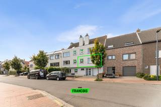 Dit aangename appartement bevindt zich in een kleinschalige residentie op een uiterst rustige en toch vlot bereikbare locatie in Blankenberge op de eerste verdieping. <br /><br />Bij het binnenkomen wordt u verwelkomd in een ruime inkomhal met apart gastentoilet. Vervolgens leidt de hal naar de lichtrijke leefruimte, waar grote raampartijen zorgen voor een aangename natuurlijke lichtinval. Aansluitend vindt u de praktische keuken, perfect geschikt voor dagelijks gebruik.<br /><br />De badkamer is uitgerust met een ligbad en biedt voldoende ruimte. Verder beschikt het appartement over twee ruime en volwaardige slaapkamers, ideaal als hoofdslaapkamer en logeerkamer of bureauruimte.<br /><br />Een bijkomend pluspunt: het appartement beschikt over een conforme elektrische keuring.<br /><br />Het appartement is momenteel verhuurd, wat het ook een interessante investeringsopportuniteit maakt voor wie op zoek is naar een stabiel en zorgeloos rendement.<br /><br />Daarnaast is er de mogelijkheid om een garagebox in dezelfde residentie aan te kopen voor een meerprijs van €35.000.<br /><br />Kortom, een instapklaar en verzorgd appartement op een aangename, rustige ligging in Blankenberge. Ideaal als vaste woonst, tweede verblijf of investering.<br /><br />