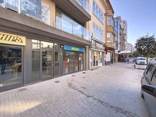 TE HUUR – Handelsgelijkvloers op toplocatie in De PanneBen je op zoek naar een compacte maar strategisch gelegen handelsruimte? Dan is dit...