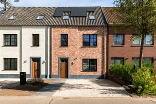 Ontdek deze energiezuinige en hoogwaardig afgewerkte gesloten nieuwbouwwoning, gelegen in een rustige en groene omgeving aan de Karel Werrebroecklei in ’s-Gravenwezel. Deze woning biedt alle hedendaags comfort en is ideaal voor gezinnen of professionals die op zoek zijn naar ruimte, licht en duurzaamheid.<br /><br />Indeling: U wordt verwelkomd in een ruime inkomhal met ingebouwde vestiairekast en een gastentoilet met handenwasser. De lichtrijke woon- en eetkamer met open, volledig ingerichte keuken en schuifraam naar het ruime terras en de zonnige tuin vormt het hart van de woning. Aansluitend bevindt zich een praktische berging/wasplaats.<br /><br />Eerste verdieping: Hier bevinden zich drie ruime slaapkamers en een moderne badkamer uitgerust met inloopdouche, dubbel lavabomeubel en toilet.<br /><br />Tweede verdieping: Bereikbaar via een vaste trap, biedt deze verdieping een ruime polyvalente ruimte die perfect kan dienen als extra slaapkamer, bureau of hobbyruimte.<br /><br />Buitenruimte: Vooraan beschikt de woning over een privatieve voortuin met parkeerstrook en toegangspad.<br /><br />Bijzonderheden: BEN-woning (Bijna Energie Neutraal) - Warmtepomp met vloerverwarming - Zonnepanelen - Hoogwaardige en moderne afwerking - Zeer energiezuinig en lage verbruikskosten - Rustige ligging nabij winkels, bakkers, banken en andere voorzieningen<br /><br />Deze woning combineert duurzaamheid, comfort en een uitstekende ligging.<br /><br />EPB verslag is in opmaak bij de aannemer - bij oplevering<br /> 
