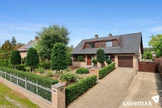 <p><span>Op zoek naar een woning waar </span><span>ruimte, gezelligheid en energiezuinig wonen</span><span> mooi samenkomen? Dan is deze smaakvol ingerichte gezinswoning in Hechtel-Eksel absoluut het ontdekken waard.</span></p><p><span>Binnen word je verwelkomd door een aangename woonkamer met </span><span>veel lichtinval, een mooie houten vloer en een gezellige speksteenkachel</span><span>. De ruime keuken sluit rechtstreeks aan op de leefruimte.</span></p><p><span>Ook praktisch zit het goed: op het gelijkvloers vind je een berging met wasruimte en een </span><span>inpandige garage</span><span>. Bovendien is de woning volledig onderkelderd (droge kelder, studs in de kelder ter ondersteuning van de kachel).</span></p><p><span>Boven zijn er maar liefst </span><span>5 slaapkamers</span><span>, waarvan één momenteel als dressing wordt gebruikt, en een gerenoveerde badkamer. Zowel de woonkamer als de master bedroom zijn voorzien van airconditioning. Extra bergruimte vind je op de zolder, bereikbaar via een vlizotrap.</span></p><p><span>Ook energetisch werden al heel wat belangrijke investeringen uitgevoerd. Zo beschikt de woning over </span><span>zonnepanelen en EPC-label B</span><span>. Het dak werd vernieuwd en geïsoleerd, de muren werden geïsoleerd en in 2016 werd nieuw glas geplaatst. Ook leidingen en afvoeren werden vernieuwd. De elektrische installatie wordt door de verkopers conform afgeleverd.</span></p><p><span>En dan is er nog de buitenruimte: een </span><span>verzorgde, volledig aangelegde voortuin en een groot en diep perceel</span><span> met volop mogelijkheden. Ook een grondwaterput is aanwezig.</span></p><p><span>Kortom: een verrassend ruime en sfeervolle gezinswoning met 5 slaapkamers, veel bergruimte, een sterk energetisch verhaal en vooral héél veel plaats binnen én buiten.</span></p><p><span> </span></p><p><span> </span></p><p><span>Bestuursmaatregelen in het maatregelenregister: nee</span><span> </span></p><p><span> </span></p>