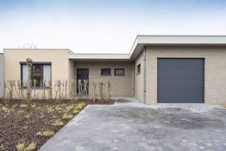 Deze aangename gelijkvloerse woning situeert zich nabij het centrum van Kortrijk. De grote raampartijen en gezellige tuin zijn slechts...