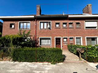 <h2><span>Te renoveren rijwoning met zonnige tuin en garage nabij centrum Beveren</span></h2><p><span>Bent u op zoek naar een woning die u volledig naar eigen smaak kunt renoveren en inrichten? Deze rustig gelegen rijwoning nabij het centrum van Beveren biedt heel wat mogelijkheden voor wie op zoek is naar een interessant renovatieproject.</span></p><p><span>De woning beschikt op het gelijkvloers over een </span><span>lichtrijke leefruimte</span><span>, een </span><span>aparte keuken</span><span> en een </span><span>badkamer</span><span>. Op de verdieping bevinden zich </span><span>twee volwaardige slaapkamers</span><span>.</span></p><p><span>Een belangrijke extra troef is de </span><span>ruime zolder</span><span>. Deze biedt bijkomend potentieel en kan worden ingericht als </span><span>derde slaapkamer, hobbyruimte of ruime master bedroom</span><span>.</span></p><p><span>Ook buiten heeft deze woning heel wat te bieden. Achteraan bevindt zich een </span><span>aangename, zongerichte tuin</span><span>, waar u na renovatie een fijne plek kunt creëren om in alle rust van het buitenleven te genieten.</span></p><p><span>De woning is </span><span>te renoveren</span><span>, maar biedt dankzij haar indeling, beschikbare ruimte en uitbreidingsmogelijkheden een mooie basis om er een hedendaagse woning van te maken die volledig aansluit bij uw eigen wensen.</span></p><p><span>Troeven op een rij:</span></p><ul><li><span>Rustige ligging nabij het centrum van Beveren</span></li><li><span>Lichtrijke leefruimte</span></li><li><span>Aparte keuken</span></li><li><span>2 volwaardige slaapkamers</span></li><li><span>Ruime zolder met mogelijkheid tot extra slaapkamer</span></li><li><span>Zongerichte tuin</span></li><li><span>Tal van renovatie- en inrichtingsmogelijkheden</span></li></ul><p><span>Op zoek naar een renovatieproject met potentieel en een gunstige ligging? </span><span>Contacteer ons voor een bezoek en ontdek ter plaatse de mogelijkheden van deze woning.</span></p><p><span> </span></p><p><span>Bekijk ook onze visuele tour: <span>https://web-player.walkly.app/VoT9ChdTkk3ayg4RKdVj/tvW1hNCY7jJrZ6uXlQKu/ww/public</span></span><span> </span></p>