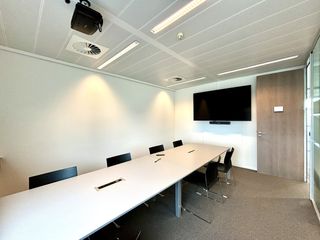 Kenmerken van de kantoorruimte(s):- Veel Lichtinval: Dankzij de grote ramen geniet u de hele dag van natuurlijk licht.- Prachtig Uitzicht:...