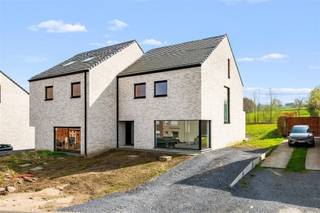 <p>"ABSOLUTE TOPPER" – Afspraak ENIGE BEZOEKDAG ENKEL telefonisch via Randy Remue op 0479/ 99. 99. 90., meer info via Facebook “Remue Randy” – LIKE de pagina en blijf op de hoogte van alle nieuwe woningen. De stukken van de woning zijn te consulteren op www.immo-zone.be. In het landelijke ONKERZELE (Geraardsbergen) ontdekken we deze prachtige woning, gelegen op een toplocatie met scholen, winkels, openbaar vervoer en het station in de directe omgeving. Indeling: Bij het betreden van de woning komen we in een ruime inkomhal met gastentoilet. Deze leidt naar de lichtrijke open leefruimte met aansluitend de eetplaats met volledig uitgeruste moderne keuken met keukeneiland met aansluitend een ruime bergruimte. Dankzij de grote raampartijen geniet de woning van een overvloed aan natuurlijk licht en een prachtig zicht op het zongerichte terras, de tuin en de achterliggende weides. Op de eerste verdieping bevinden zich drie volwaardige slaapkamers en een extra ruimte die perfect kan ingericht worden als dressing. Daarnaast is er een apart toilet en een badkamer uitgerust met inloopdouche, ligbad en dubbele lavabo. Het tweede verdiep kan volledig naar eigen wens worden ingericht. Enkele afbeeldingen van de tuin werden ter illustratie toegevoegd. Deze woning is een ABSOLUTE TOPPER voor wie op zoek is naar een instapklare, energiezuinige woning met een rustige en groene ligging. VOOR ZEER SNELLE BESLISSERS!<br />IMMO ZONE RHODELAND – RANDY REMUE – 0479/ 99. 99. 90.</p>