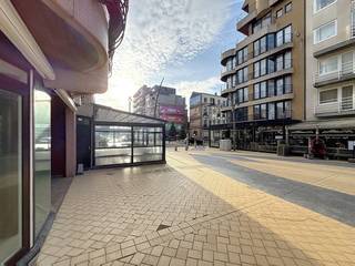 Dit prachtig gelegen handelspand in de bruisende Zeelaan biedt u een unieke kans. Met het strand op slechts 50 meter afstand geniet u hier van...