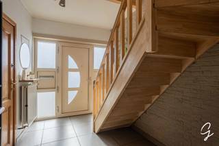<p>TE KOOP IN BERLARE: Ontdek deze volledig instapklare woning gelegen op een rustige en aangename locatie in Berlare. Deze gezellige gezinswoning biedt met haar 4 kamers volop ruimte en mogelijkheden voor het hele gezin. De woning beschikt over een geïnstalleerde keuken en badkamer, waardoor je zonder grote renovatiewerken meteen kunt genieten van je nieuwe thuis. Ook buiten is het aangenaam vertoeven dankzij de gezellige tuin, ideaal om te ontspannen, te genieten van mooie zomeravonden of gezellig samen te zijn met familie en vrienden. Daarnaast beschikt de woning over een ruime garage, die niet alleen plaats biedt voor de wagen, maar ook extra bergruimte voorziet. Dankzij de rustige ligging, de praktische indeling en de aangename buitenruimte is deze woning ideaal voor gezinnen die op zoek zijn naar comfort, rust en voldoende ruimte. Een woning met een warme en gezellige uitstraling waar je je vanaf het eerste moment thuis voelt. <br /><br />Wenst u deze woning zelf te ontdekken? Voor meer informatie of het inplannen van een bezoek kunt u contact opnemen met Wolf via 0498 54 06 90 of via Wolf@cornelis-goeman.be</p>
