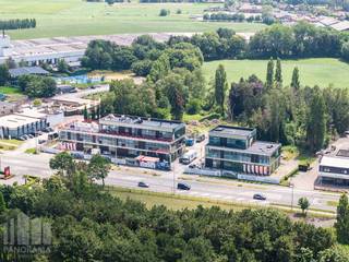 Nieuw te bouwen kantoorgebouw "<strong>Twin Offices</strong>" met zichtbaarheid vanaf de Steenweg en met uitzonderlijke architectuur. Strategisch gelegen op slechts 10 minuten rijden van de E17 (Gent/Antwerpen) en met een uitstekende bereikbaarheid via het openbaar vervoer.<br /><br />De stijlvolle nieuwbouwkantoren zullen ontworpen worden met oog voor detail, <strong>high-end</strong> afwerking en met de nieuwste technieken, een<strong> ideale investering</strong>. Bovendien kunt u genieten van een overvloed aan natuurlijk licht en alle hedendaagse comfort omringt in een groene sfeervolle omgeving. Tevens zullen er zeer ruimte parkeermogelijkheden worden voorzien met laadpalen. Andere oppervlaktes zijn bespreekbaar.<br /><br />Aarzel niet om contact op te nemen met Simon voor bijkomende inlichtingen, gedetailleerde plannen of een vrijblijvend plaatsbezoek via 09 225 09 02.