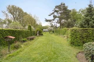 Te renoveren HOB of bouwgrond voor zonevreemde woning in doodlopende straat pal in het groen (ca. 2343 m²)Algemeen:- Zeer goed onderhouden HOB-...