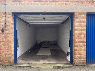 Deze gesloten GARAGEBOX bevindt zich op een TOPLOCATIE, vlakbij het STATION én het CENTRUM.<br />Verlichting en elektriciteit aanwezig.<br />Afmeting: 2,76m x 6,13m = 16,92m2<br />Neem contact met ons op voor een bezoek ter plaatse en misschien geniet jij binnenkort van het gemak van een eigen parkeerplaats vlakbij centrum Brugge!
