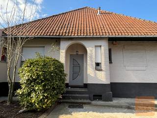Welkom in deze karaktervolle woning gelegen tussen centrum Wemmel en UZ Jette, op fietsafstand van Pain Quotidien voor je ochtendkoffie en tal...