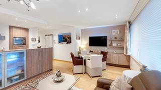 Op een toplocatie, vlak bij alle commerciële voorzieningen én op een steenworp van zee en strand, vindt u dit instapklare appartement met...