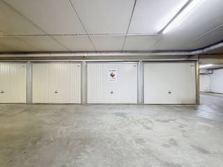 <p><strong><span>Garagebox in het centrum!</span></strong><br /><br />In de Pontstraat, <span><strong>op wandelafstand van het bruisende hart van de stad en de Grote Markt</strong></span>, bevindt zich deze <strong>afgesloten ondergrondse garagebox</strong> op <strong>gelijkvloers</strong>. De garage is gelegen onder gekende winkelketens en geniet van een bijzonder <strong>vlotte bereikbaarheid</strong>.</p>
<p>Dankzij de <strong>centrale ligging</strong>, omringd door winkels, openbaar vervoer, scholen en horecazaken, is dit <strong>een uiterst praktische en gegeerde investering</strong>. De garagebox heeft <strong>een oppervlakte van ruim 15m²</strong> en is geschikt voor het stallen van een wagen, fietsen of kan perfect dienen als extra opslagruimte.</p>
<p>Troeven:</p>
<ul>
<li><strong>Centrale topligging</strong></li>
<li><strong>Vlot bereikbaar</strong></li>
<li><strong>Afgesloten en veilig</strong></li>
<li><strong>Multifunctioneel gebruik (wagen, fietsen, stockage)</strong></li>
</ul>
<p>Ideaal voor eigen gebruik of als investering in een stedelijke omgeving waar parkeerruimte schaars is.<br /><br />Voor meer info en/of een bezoek, contacteer uw vastgoedkantoor KURTIMMO via 0476/076993 OF info@kurtimmo.be!</p>