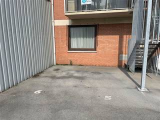 Ces trois emplacements sont situés dans le complexe fermé appelé « Résidence Athéna ».<br />Les emplacements sont vendus ensemble en 1 colis.<br />Les emplacements fermés sont accessibles via un portail automatique.