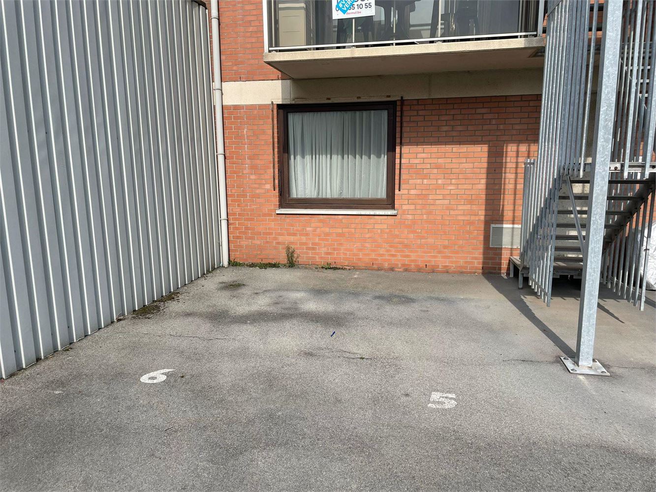 Drie staanplaatsen in afgesloten complex te koop ! - foto 2