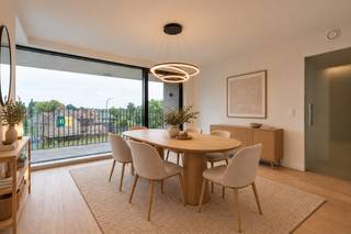 Algemeen<br />Dit aangename en lichtrijke appartement beschikt over een ruime leefruimte die het hart van het appartement vormt. De woning werd gebouwd in 2021 en combineert hedendaags wooncomfort met een praktische indeling. Een absolute meerwaarde zijn de twee terrassen, waarvan één terras uitkijkt op de gezellige binnentuin van de residentie. <br /><br />Indeling<br />Je komt binnen via de inkomhal, van waaruit de gang toegang geeft tot de verschillende ruimtes van het appartement. Centraal in de woning bevindt zich de ruime leefruimte, die dankzij de aangename oppervlakte het echte hart van het appartement vormt. De leefruimte biedt bovendien toegang tot de terrassen en zorgt zo voor een aangename verbinding tussen binnen en buiten.<br /><br />Het appartement beschikt over twee slaapkamers. Daarnaast is er een badkamer voorzien met inloopdouche en beschikt het appartement over een praktische berging.<br /><br />Een absolute troef zijn de twee terrassen. Eén van deze terrassen biedt een aangenaam zicht op de gezellige en verzorgde binnentuin van de residentie. De ideale plek om in alle rust te genieten van de buitenruimte.<br /><br />Varia<br />Het appartement werd gebouwd in 2021 en is dan ook voorzien van hedendaags comfort. Een ruime autostaanplaats en een aparte berging in de kelder zijn bijkomend aan te kopen.<br /><br />Dankzij de ruime leefruimte, twee slaapkamers, twee terrassen en het recente bouwjaar is dit appartement een uitstekende keuze voor wie op zoek is naar een comfortabel en instapklaar appartement.<br /><br />Troeven<br />* Ruime leefruimte<br />* Terras met zicht op de gezellige binnentuin van de residentie<br />* Nieuwbouwappartement van 2021<br /><br />Interesse in dit gezellige appartement? Contacteer Loucka vandaag nog voor meer informatie of een bezoek.<br />📞 0469 44 27 57
<br />📧 Loucka@gentill.be