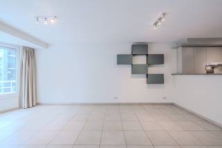 Ontdek dit recent en instapklaar appartement met 2 slaapkamers, gelegen op de 1ste verdieping van residentie La Couronne. Dankzij de uitstekende ligging bevindt u zich op wandelafstand van het strand, winkels, restaurants en openbaar vervoer. Het appartement beschikt over een ruime en lichtrijke leefruimte met open keuken en een praktische berging. Vanuit de woonkamer heeft u toegang tot een gezellig terras vooraan. De twee slaapkamers geven uit op een terras achteraan. Daarnaast is er een fietsenstalling aanwezig in het gebouw en bestaat de mogelijkheid om een staanplaats aan te kopen. Een ideale woonst als vaste verblijfplaats, tweede verblijf of investering. Aarzel niet en plan vandaag nog uw bezoek!