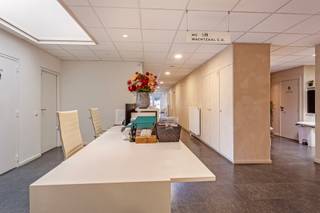 <p>Dit commercieel gelijkvloers ontdek je op de gegeerde Mechelsesteenweg, een absolute toplocatie middenin het kloppende hart van de stad Antwerpen, waar bereikbaarheid bovendien centraal staat!</p>
<p>Maar niet enkel de ligging zal u bekoren, ook de benutbare oppervlakte van maar liefst 645 m² en de achterliggende parking die minstens 14 parkeerplaatsen voorziet, is een ontzettend grote troef. Momenteel is deze unit ingedeeld als dokterspraktijk met vooraan de inkomhal, receptie en een eerste wachtruimte. Verder werd er een personeelskamer voorzien met een kitchenette, 15 praktijkruimtes van 9 tot 41 m², een 2<sup>de</sup> wachtruimte, 2 kleedkamers, 2 douches en 5 toiletten. Daarnaast kom je ook aan opbergruimte niets te kort, dankzij een droge privatieve kelder en meerdere praktische inmaakkasten.</p>
<p>Desondanks de huidige indeling zijn de mogelijkheden hier eindeloos, denk maar aan een kantoorruimte, toonzaal of een praktijk voor dierenartsen, tandartsen, oogartsen, advocaten, …</p>
<p>Kortom is dit dé opportuniteit om jouw ondernemingsdroom te realiseren!</p>
<p><strong>Technische gegevens: </strong>Gemeenschappelijke fietsenstalling aanwezig, Centrale verwarming op gas, gedeeltelijke vloerverwarming, airco. <strong>Elektriciteit is conform! </strong></p>
<p><strong>Stedenbouwkundige inlichtingen in aanvraag. Bodemattest aanwezig. Asbestveilig. Bevindt zich niet in een risicozone voor overstromingen (P- en G-score A). Renovatieverplichting niet van toepassing.<br /></strong></p>