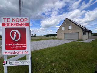 <p>Bent u op zoek naar een stijlvolle, perfect onderhouden woning met alle comfort? Dan zal deze instapklare gezinswoning u zeker weten te bekoren. Deze woning werd gebouwd in 2006 en kreeg in 2020 nog een smaakvolle renovatie van de bovenverdieping onder begeleiding van een binnenhuisarchitect, wat zorgt voor een moderne en warme uitstraling.</p>
<p>Bij het binnenkomen wordt u verwelkomd in een verzorgde inkomhal met een prachtige glazen deur (ANYWAY Doors) die toegang geeft tot de gezellige leefruimte. Deze staat in verbinding met het mooi terras achteraan en de tuin (9 aren). De volledig ingerichte keuken (Driesmans 2007) beschikt over alle nodige toestellen en een stijlvol granieten werkblad — ideaal voor wie graag kookt en geniet van een praktische keuken. Vanhieruit krijg je een vergezicht over de velden! De gelijkvloerse verdieping heeft vloerverwarming. Ook de wasplaats werd bijzonder functioneel ingericht met maatkasten, veel opbergruimte met mezzanine en een handige wastafel. Er is een dubbele garage met automatsiche toegangspoort.</p>
<p>Op de bovenverdieping bevinden zich drie volwaardige slaapkamers en een ingerichte bureauruimte, allemaal voorzien van laminaatvloeren.<br />De luxueus vernieuwde badkamer is een echte blikvanger met een ruime inloopdouche, een elegant badkamermeubel met dubbele wastafel en een grote spiegelwand. Een bergzolder bereikbaar via zolderluik</p>
<p>De woning heeft overal aluminium ramen met dubbele beglazing en rolluiken. <strong>Verwarming via warmtepomp. Er zijn ook zonnepanelen!</strong><br /><strong>EPC A, elektriciteit conform , de woning = future proof !!</strong></p>
<p>De ligging is bovendien uitstekend, met winkels, scholen en openbaar vervoer vlakbij. Een woning waar comfort, ruimte en kwaliteit perfect samenkomen. Zeker een bezoek waard!</p>