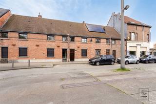 Opbrengsteigendom bestaande uit twee appartementen en twee studio's op een perceel van 568 m² gelegen en op een uitstekende locatie te...
