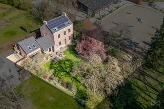 Maison style fermette entièrement rénovée, alliant le confort moderne et le charme de l’ancien, avec remise en ordre technique complète. Implantée en 4 façades sur une parcelle de 1.290 m², elle offre un cadre calme et paisible, dans une rue en cul-de-sac, avec possibilité d’y exercer une ou plusieurs professions libérales grâce à ses espaces distincts.<br /><br />Sur le plan technique : toiture isolée avec couverture remplacée en 2023, 15 panneaux solaires, électricité conforme, chauffage avec production d’eau chaude via chaudière, châssis double vitrage bois/PVC, adoucisseur d’eau, fosse septique. Maison saine, aucun travaux à prévoir.<br /><br />Composition : au rez-de-chaussée, salon de 35 m², cuisine de 26 m², séjour de 30 m², bureau de 15 m² avec entrée indépendante, WC et buanderie. Au 1er étage, 5 chambres et mezzanine. Au 2e étage, salle de bain supplémentaire. Au 3e étage, 2 chambres dont une avec douche et espace suite parentale. Caves et espace annexe non aménagé.<br /><br />A la recherche de charme, d'espace et d'authenticité ? Ce bien est fait pour vous !<br />Envie de visiter, contactez-nous: 0499/88.54.58 ou par mail ; barry.morue@weinvest.be.<br />Vente sous réserve d'accord du propriétaire.<br />***** Pour toute demande d'évaluation GRATUITE et SANS ENGAGEMENT, contactez votre agent immobilier local au 0499.88.54.58 *****