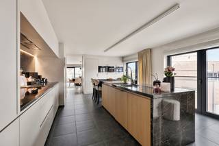 LUXE-APPARTEMENT van 260m2 + 17m2 terrassen! Op wandelafstand van het CENTRUM, STATION en SCHOLEN, WINKELS, en de KLINIEK. UNIEKE AFWERKING met...