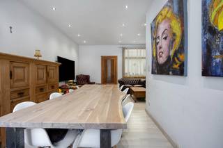 Ben je op zoek naar een woning met een praktische indeling en garage?<br />Centraal gelegen nabij winkels, scholen en openbaar vervoer<br /><br />Je komt de woning binnen via de afgesloten inkomhal, die toegang geeft tot de gezellige leef- en eetkamer.<br />Aansluitend bevindt zich de keuken, die mooi aansluit op de rest van de woning.<br />Achter de keuken vind je de badkamer, voorzien van een ligbad, lavabomeubel, toilet en aansluitingen voor een wasmachine en droogkast.<br />De keuken geeft bovendien toegang tot een veranda, die perfect dienst kan doen als extra bergruimte.<br /><br />Op de eerste verdieping bevinden zich <strong>twee ruime slaapkamers</strong>.<br />Daarnaast is er nog een praktische berging/dressing aanwezig.<br />Buiten geniet je van een gezellige koer en als absolute troef beschikt de woning over een garage, ideaal voor je wagen, fietsen of extra opslag.<br />Bovendien is er ook een kelder, die zorgt voor bijkomende bergruimte.<br /><br /><strong>Extra troeven:</strong>
<ul>
<li>Garage</li>
<li>Kelder</li>
<li>Boiler vernieuwd in 2024</li>
<li>Gunstig EPC</li>
</ul>
Bron bewoonbare oppervlakte : EPC - certificaat<br /><br />Een ideale woning voor starters, gezinnen of investeerders die op zoek zijn naar een eigendom met potentieel op een vlot bereikbare locatie.<br />Interesse? Contacteer ons voor een bezoek en ontdek zelf de troeven van deze woning!