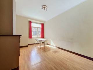 <h1><span>Appartement met 2 slaapkamers te koop in Jette – Spiegelwijk – ± 100 m²</span></h1>
<p><span>We Invest Bruxelles-Europe biedt u dit ruime appartement met 2 slaapkamers van ongeveer 100 m² aan, ideaal gelegen in de gegeerde Spiegelwijk in Jette, vlak bij winkels, scholen, openbaar vervoer en belangrijke verbindingswegen.</span></p>
<p><strong><span>BEZOEKEN OP AFSPRAAK met Olivier Halleux: +32 486 688 625</span></strong></p>
<p><span>Gelegen op de 2e verdieping van een kleine mede-eigendom bestaande uit een commerciële gelijkvloerse ruimte en drie appartementen, geniet dit pand van lage gemeenschappelijke kosten, veel natuurlijke lichtinval en een bijzonder praktische indeling.</span></p>
<h3><span>Indeling</span></h3>
<ul>
<li><span>Inkomhal</span></li>
<li><span>Ruime en lichtrijke woonkamer</span></li>
<li><span>Volledig uitgeruste keuken</span></li>
<li><span>Eetkamer</span></li>
<li><span>2 ruime slaapkamers</span></li>
<li><span>Douchekamer</span></li>
<li><span>Apart toilet</span></li>
<li><span>Wasruimte</span></li>
<li><span>Gesloten balkon</span></li>
<li><span>Privatieve kelder</span></li>
</ul>
<h3><span>Uitrusting</span></h3>
<ul>
<li><span>Dubbele beglazing</span></li>
<li><span>Individuele meters (water, gas en elektriciteit)</span></li>
<li><span>Lage syndickosten</span></li>
</ul>
<p><span>Vrij bij akte.</span></p>
<p><span>Op te frissen naar eigen smaak.</span></p>
<p><strong><span>EPC: F</span></strong></p>
<h3><span>Stedenbouwkundige informatie</span></h3>
<p><span>De appartementen zijn momenteel ingericht als appartementen met 2 slaapkamers, maar staan stedenbouwkundig geregistreerd als appartementen met 1 slaapkamer.</span></p>
<h3><span>Investeringsopportuniteit</span></h3>
<p><span>Bruto-oppervlakte volgens EPC: ongeveer 93 m².</span></p>
<p><span>Energielabel: F.</span></p>
<p><span>Stedenbouwkundige vergunning in orde.</span></p>
<h3><span>Troeven</span></h3>
<p><span>✔ Gegeerde Spiegelwijk</span><br /><span>✔ Ruim en lichtrijk appartement</span><br /><span>✔ Kleine mede-eigendom met lage kosten</span><br /><span>✔ Uitstekend renovatiepotentieel</span><br /><span>✔ Ideaal als eerste aankoop of vastgoedinvestering</span><br /><span>✔ Op wandelafstand van openbaar vervoer, winkels en diensten</span></p>
<p><span>Een zeldzame opportuniteit in Jette voor kopers die op zoek zijn naar een ruim appartement met potentieel op een toplocatie.</span></p>
<p><strong><span>Informatie en bezoeken: We Invest Bruxelles-Europe</span></strong></p>