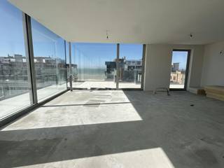 !! Ontdek dit project tijdens het OPENDEURMOMENT n.a.v. ons Nieuwbouw Weekend, op zondag 25/10 van 13u15 tot 14u15. Uiteraard ook eerder te bezichtigen op afspraak.<br /><br />Prachtige penthouse te koop in de nieuwe Residentie Duynhuys te Koksijde. Het appartement geniet van een mooi frontaal zeezicht en beschikt over 3 slaapkamers!<br /><br />Het penthouse profiteert van een zonnig terras (78m²!) én een zicht op zee dankzij de ideale hoekligging op de Gaston Lejeunestraat en Joststraat.<br /><br />Geniet van de perfecte combinatie van rust, natuur en de levendige kust, alles binnen handbereik!<br /><br />Op zoek naar interessante immo te Koksijde? Lees dan zeker verder!<br /><br />INDELING<br />> 5de verdieping<br />- Lichtrijke leefruimte met geïnstalleerde keuken, allen met prachtig zeezicht<br />- Slaapkamer 1 met eigen douchekamer en toilet<br />- Slaapkamer 2 met zicht op zee<br />- Berging<br />- Toilet <br />- Badkamer met douche <br />- Slaapkamer 3 met zicht op zee<br /><br />> Gelijkvloers: gemeenschappelijke fietsenstalling en aan te kopen parking via autolift. <br /><br />TROEVEN<br />+ Deze prachtige penthouse kan volledig naar eigen wens afgewerkt worden (vloeren, keuken, badkamer, binnendeuren)<br />+ Enige appartement op de verdieping, lift komt in het appartement zelf uit<br />+ Rustig gelegen vlakbij het strand, doch op wandelafstand van het commerciële centrum én nabij het openbaar vervoer. <br />+ Energiezuinig appartement: verwarming via warmtepomp, 5 privatieve zonnepanelen + ventilatiesysteem D<br /><br />Plannen beschikbaar op www.dewaele.com.<br /><br />Interesse in deze penthouse te koop in Koksijde? Neem dan zeker contact op met de dossierverantwoordelijke Sarah Velle via 0470 10 52 78 of sarah.velle@dewaele.com.<br /><br />Bestuursmaatregelen in het maatregelenregister: nee<br /><br />Deze AI-visualisaties zijn bedoeld als inspiratie. Er werd geen rekening gehouden met technische specificaties, stedenbouwkundige voorschriften of de concrete mogelijkheden tot realisatie.