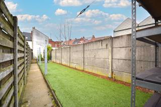 Deze zeer nette en uitstekend onderhouden rijwoning is ideaal gelegen in het hart van Roeselare, op wandelafstand van winkels, openbaar vervoer...