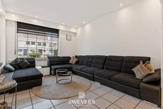 Interesse? Meer informatie op www.SWEVERS.be. - Dit instapklare rijhuis aan de Lommelsesteenweg 189 in Leopoldsburg combineert de charme van 1937 met recente renovaties uit 2018 en 2020. Met een bewoonbare oppervlakte van 176 m² biedt de woning een lichtrijke living, een praktische keuken, drie ruime slaapkamers en een moderne badkamer. Extra troeven zijn de grote zolder van 30 m² met vaste trap, die makkelijk kan worden ingericht als extra slaapkamer of hobbyruimte, en de vrijstaande garage van 40 m² die nu dienstdoet als opslagruimte. Het perceel van 352 m² biedt bovendien nog bijkomende opbergmogelijkheden.<br /><br />De ligging is centraal en gunstig: openbaar vervoer op 100 meter, scholen, winkels en restaurants binnen 1 km, en de snelwegen op 10 km afstand. Tegelijk geniet u van de groene omgeving met onder meer Nationaal Park Bosland en de unieke fietsbeleving ‘Fietsen door de bomen’ vlakbij.<br /><br />Dit instapklare rijhuis combineert ruimte, charme en een centrale ligging met de luxe van zorgeloos wonen. Bent u op zoek naar een warme thuis waar u meteen uw intrek kunt nemen en die bovendien toekomstgerichte mogelijkheden biedt? Dan is dit huis beslist een bezoek waard. Plan snel een bezichtiging en laat je betoveren door de unieke sfeer van deze woning! Wij helpen je maar al te graag verder tijdens een persoonlijke rondleiding. tel. 011 255 155. Bron bewoonbare oppervlakte: EPC – verslag.