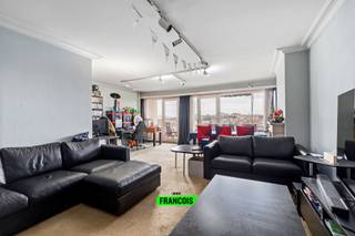 Ontdek dit ruime hoekappartement te koop in Anderlecht, gelegen op de 7e verdieping van een residentieel gebouw. Dankzij de hoge ligging en de open zichten geniet u hier van een uitzonderlijk gevoel van licht en ruimte. Een interessante opportuniteit voor wie op zoek is naar een eigendom met potentieel op een centrale locatie in Anderlecht.<br /><br />Dit appartement biedt een aangename indeling met een ruime leefruimte die baadt in natuurlijk licht dankzij de grote raampartijen. De keuken, badkamer en verdere afwerking bieden de mogelijkheid om het appartement volledig naar eigen smaak en stijl te renoveren. Verder beschikt de woonst over twee slaapkamers.<br /><br />Het zuidgeoriënteerde terras zonder inkijk vormt een absolute meerwaarde en laat u in alle rust genieten van het uitzicht. De garagebox is verplicht mee aan te kopen aan €25.000.<br /><br />De ligging in Anderlecht combineert een vlotte bereikbaarheid met de nabijheid van winkels, openbaar vervoer en dagelijkse faciliteiten. Dankzij de renovatiemogelijkheden en de sterke locatie vormt dit appartement een interessante investering of toekomstige gezinswoning.<br /><br />Het appartement is verhuurd.<br /><br />Neem vandaag nog contact op en plan uw bezoek in.<br /><br />Denk je eraan om je woning in Anderlecht te verkopen? Neem vrijblijvend contact op met Mathias van Immo Francois in Brussel voor een gratis schatting via meire@immofrancois.be.<br /><br />De getoonde inrichting is een AI-gegenereerde visualisatie ter illustratie.<br /><br />
