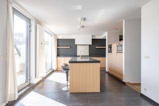 <p><span>Uitzonderlijk eigendom - uitermate geschikt voor een cohousing-project / co-wonen, grote gezinnen, combinatie wonen en werken, kangoeroewonen - gelegen in het bruisende en hippe Borgerhout (intra muros).</span></p><p><span>Uitstekende bereikbaarheid, gelegen nabij het mooie Krugerpark, Vinçotteplein en het hippe Laar, trendy horecazaken, Antwerpen-Centraal, openbaar vervoer en Ringfietspad.</span></p><p><span>Het pand omvat op de eerste verdieping een prachtig duplexappartement (ca. 250 m²) met 4 ruime slaapkamers, 2 badkamers, een riante, lichtrijke leefruimte (volledig geïnstalleerde open keuken, woon- en eetkamer met toegang tot het zonnige terras), een bureelruimte en extra bergkamer. Bovendien bereikbaar via het terras een polyvalente ruimte (ca. 100 m²) geschikt voor ontspanning, workshops, vergaderingen, creatieve projecten ... Daarenboven bevindt zich op de tweede verdieping een tweede appartement (ca. 90 m²) met 2 slaapkamers, een badkamer, en een leefruimte met halfopen keuken.</span></p><p><span>Tevens wordt de mogelijkheid aangeboden om het unieke gelijkvloers (ca. 600 m²) optioneel mee aan te kopen; met vele mogelijkheden voor bv. kantoor, tandartsenpraktijk, fitness, kinepraktijk, consultancy, groepspraktijk huisartsen, ruime privé parkeergarage etc.</span></p><p><span>Extra info:</span></p><p><span>- Gerenoveerd 2005</span></p><p><span>- EPC V1: 240 kWh/m², energielabel C</span></p><p><span>- EPC V2: 331 kWh/m², energielabel D</span></p><p><span> </span></p>